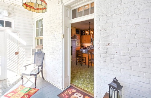 Myersville House | Historic cozy farmhouse in the ❤️ of Myersville , MD close to Rt 70! Welcome Home