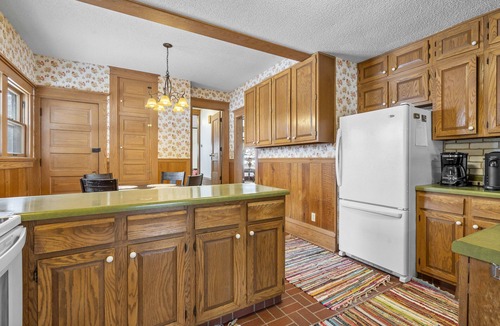 Marion House | Historic farmhouse on an acreage in Marion