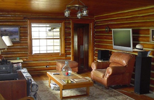 Ennis House | Historic Log Home in the Heart of Ennis