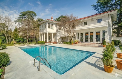 Richmond House | Historic Marshall house w/3 King sized beds, 11 total beds & saltwater Pool