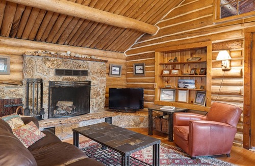 Red Lodge Cabin | Historic Rendezvous Lodge, Wi-Fi & Fireplace