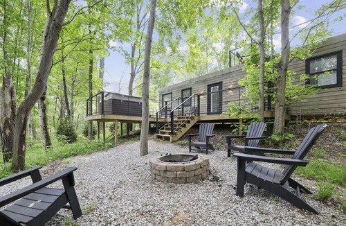 Logan Apartment | Hocking Hills: Hiltop Haven: The Top Deck