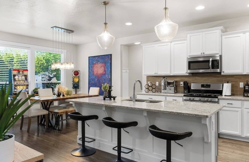 Northwest Boise City House | Hole in One Place with Jacuzzi. 4 Bedrooms 1 King and 3 Queens with Ping Pong - Darts - Slots Machines and Game Room. With 4 comfortable bedrooms, 2.5 bathrooms, an office, a bonus game/workout room, and a cozy outdoor s space to relax in the Jacuzz
