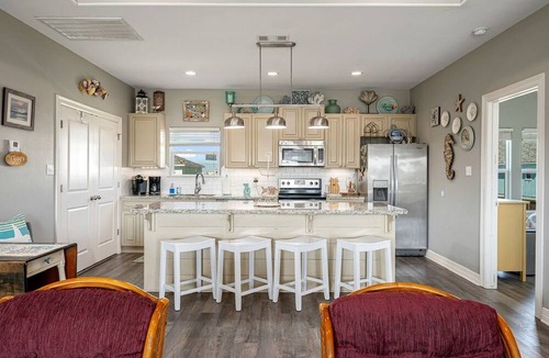 Crystal Beach Cabin | Holiday Home with BBQ Area and Modern Amenities in Port Bolivar, Texas