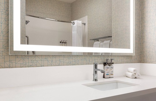 Bakersfield Hotel | Holiday Inn Express and Suites Bakersfield Central by IHG