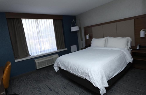 Birmingham Hotel | Holiday Inn Express Detroit-Birmingham by IHG