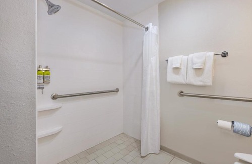 Warren Hotel | Holiday Inn Express Detroit-Warren/General Motors Technology Center by IHG