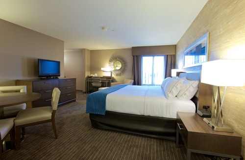 Fargo Hotel | Holiday Inn Express Fargo-West Acres by IHG
