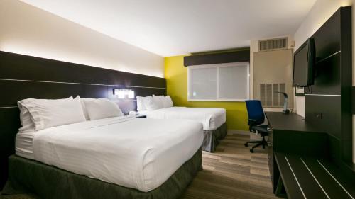 Paine Field-Lake Stickney Hotel | Holiday Inn Express Hotel & Suites Everett by IHG