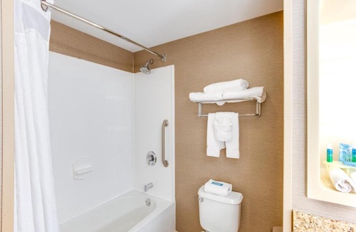 Hellertown Hotel | Holiday Inn Express Hotel & Suites Bethlehem by IHG