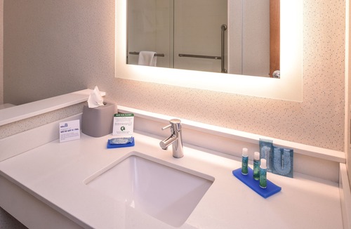 Southfield Hotel | Holiday Inn Express Southfield-Detroit, an IHG Hotel