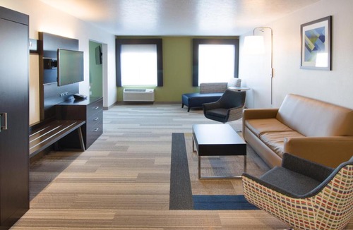 Worthington Hotel | Holiday Inn Express & Suites - Worthington by IHG