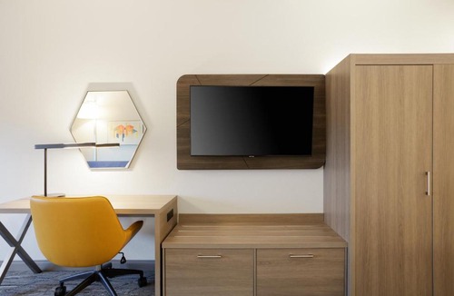 Paw Creek Hotel | Holiday Inn Express & Suites Charlotte North by IHG