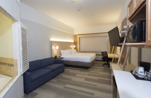 Rochester Hills Hotel | Holiday Inn Express & Suites Rochester Hill - Detroit Area by IHG