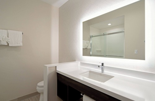 Valencia Hotel | Holiday Inn Express & Suites Valencia - Santa Clarita by IHG