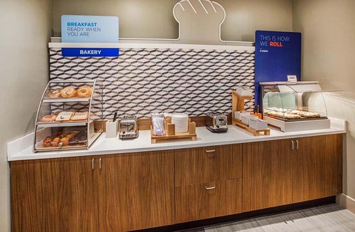 Sealy Hotel | Holiday Inn Express & Suites Sealy by IHG