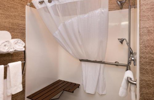 Bucyrus Hotel | Holiday Inn Express & Suites Bucyrus by IHG
