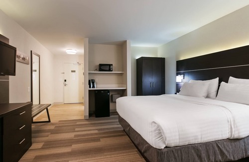 Paine Field-Lake Stickney Hotel | Holiday Inn Express & Suites Everett by IHG