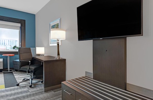 Memorial Hotel | Holiday Inn Express & Suites Memorial – CityCentre by IHG