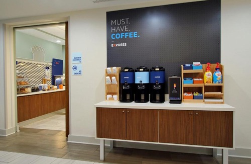 Victoria Hotel | Holiday Inn Express & Suites Victoria, an IHG Hotel