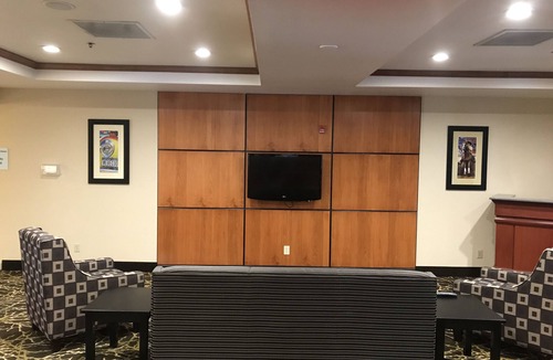 Lindbergh Lawns Hotel | Holiday Inn Express Syracuse Fairgrounds by IHG