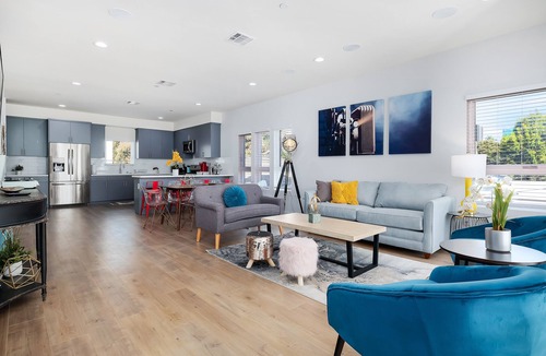 Hollywood House | ✩★ HOLLYWOOD 3B/3.5B ✩ SPACIOUS AMAZING NEW BUILDING ✩ HOT TUB! ✩ 2 CAR GARAGE