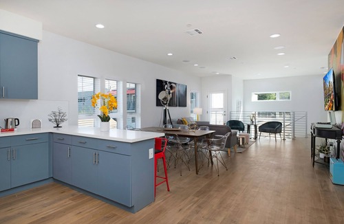 Hollywood House | ✩★ HOLLYWOOD 3B/3.5B ✩ SPACIOUS AMAZING NEW BUILDING ✩ HOT TUB! ✩ 2 CAR GARAGE