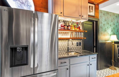East Cesar Chavez House | Hollywood Vibe Cottage | Game Rm | Near Rainy St.