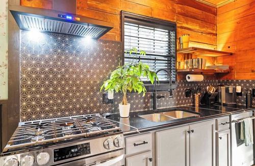 East Cesar Chavez House | Hollywood Vibe Cottage | Game Rm | Near Rainy St.