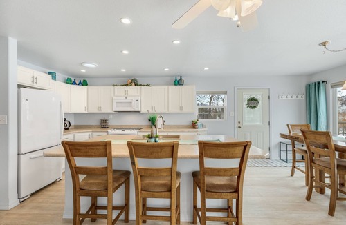 Wolf Creek House | Holter Lake at your fingertips