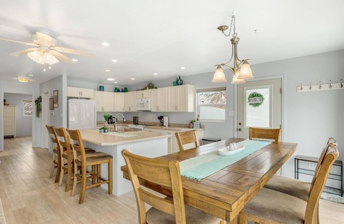 Wolf Creek House | Holter Lake at your fingertips