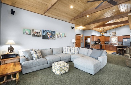 Wolf Creek Cabin | HOLTER LAKE RETREAT
