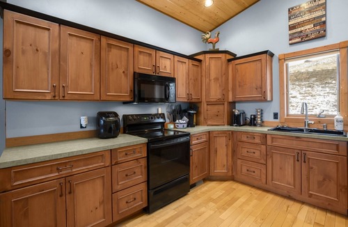 Wolf Creek Cabin | HOLTER LAKE RETREAT
