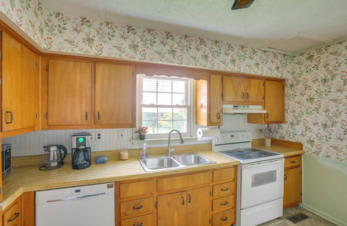Cross Plains House | Home 9 Mi to Dtwn Springfield w/Porch & Yard!