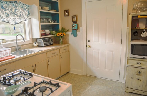 Bay City House | Home Away from Home.relax in our clean, comfy 2 BR, 1 bath house in Bay City