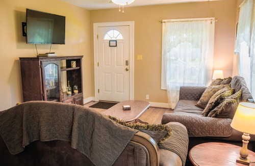 Bay City House | Home Away from Home.relax in our clean, comfy 2 BR, 1 bath house in Bay City