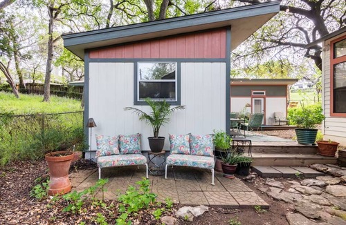 Bouldin Apartment | Homemade Banana Bread > NEW BED > Massage Chair > Screened Porch > 2 Min 2 Dwntn