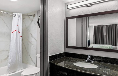 Sandston Hotel | HomeTowne Studios by Red Roof Richmond - Airport/Sandston