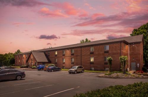 Greensboro Hotel | HomeTowne Studios & Suites by Red Roof Greensboro
