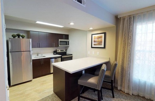 Newark Hotel | Homey 2BR Suite w/Separate Bedroom + Living Space | Free Breakfast