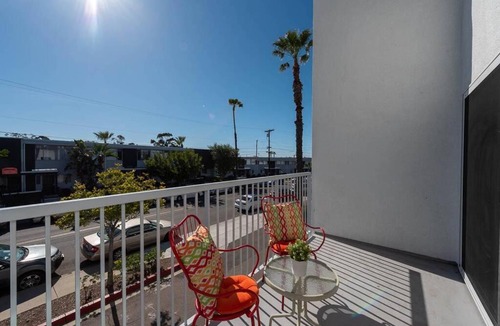 Birdland Apartment | Homey Modern 2BR-15min to Gaslamp, SeaWorld, Beach