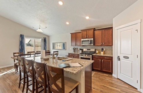 Star House | Homey Star home~King bed~5TVs ~ Walkable location