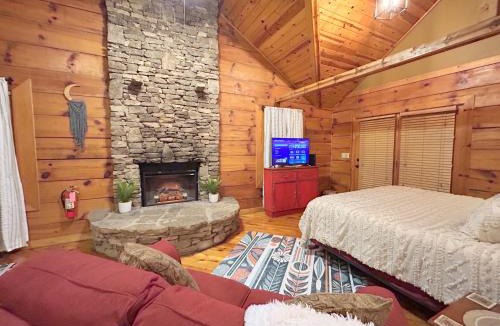 Gatlinburg - Pigeon Forge House | Honeymoon Hideaway