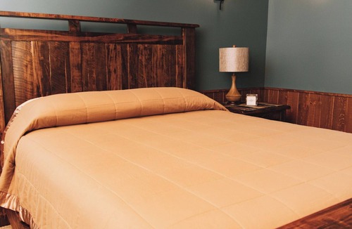 Dundee Cabin | Horse Haven Suite: Luxury Suite in Amish Country, Ohio.