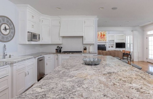 Driggs House | Horseshoe Lane Lodge | Chef's Kitchen, Fireplace, Game Room & Outdoor Court