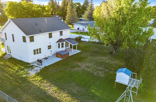 Paris House | Hot Tub! 8 min to North Beach turnoff! 1/2 acre.