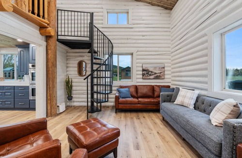 St. Charles Cabin | Hot Tub! AC! Arcades! Air Hockey and Foosball! 5 Min to North Beach!