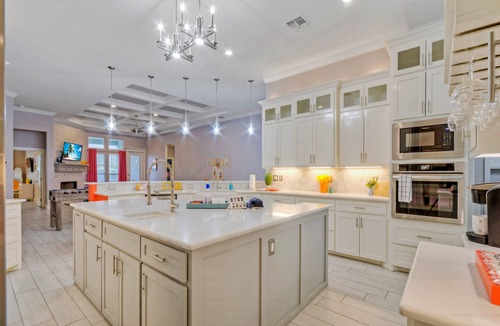 South Side House | Hot Tub + Billiards + Mini Putt + Firepit | 15 Min to Bayfront | Graford