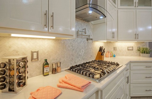 South Side House | Hot Tub + Billiards + Mini Putt + Firepit | 15 Min to Bayfront | Graford