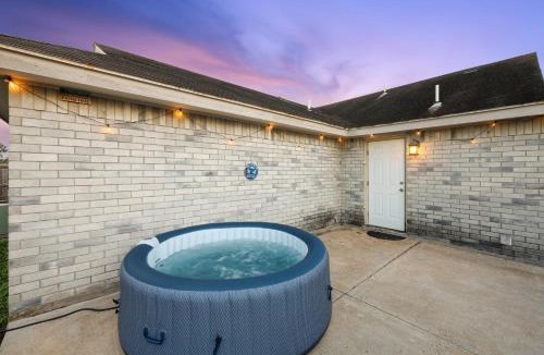 Brownsville House | Hot Tub! Dog-Friendly Gem 6 Mi to Dtwn Brownsville